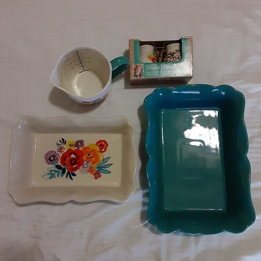 NEW! THE PIONEER WOMAN BAKING SET
